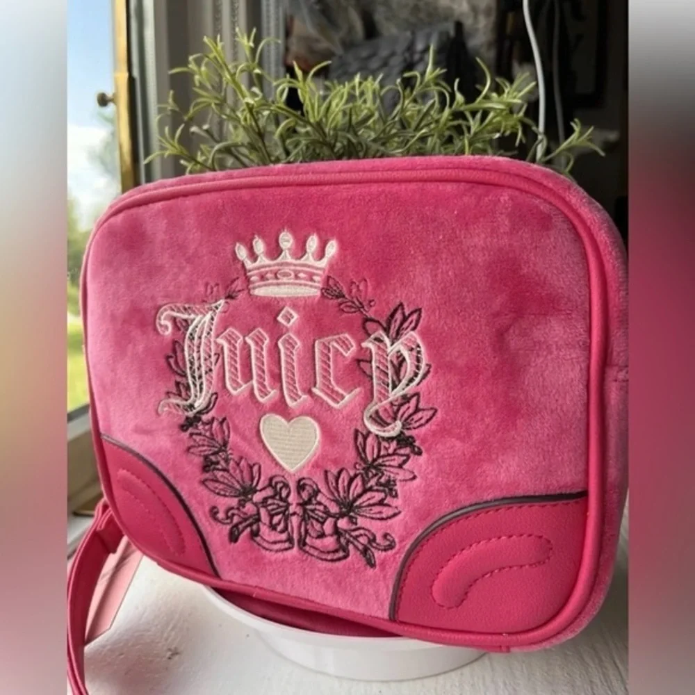 Juicy Couture Free Love Heritage Velour Crossbody Bag Pink w Charm NWT - Picture 2 of 8